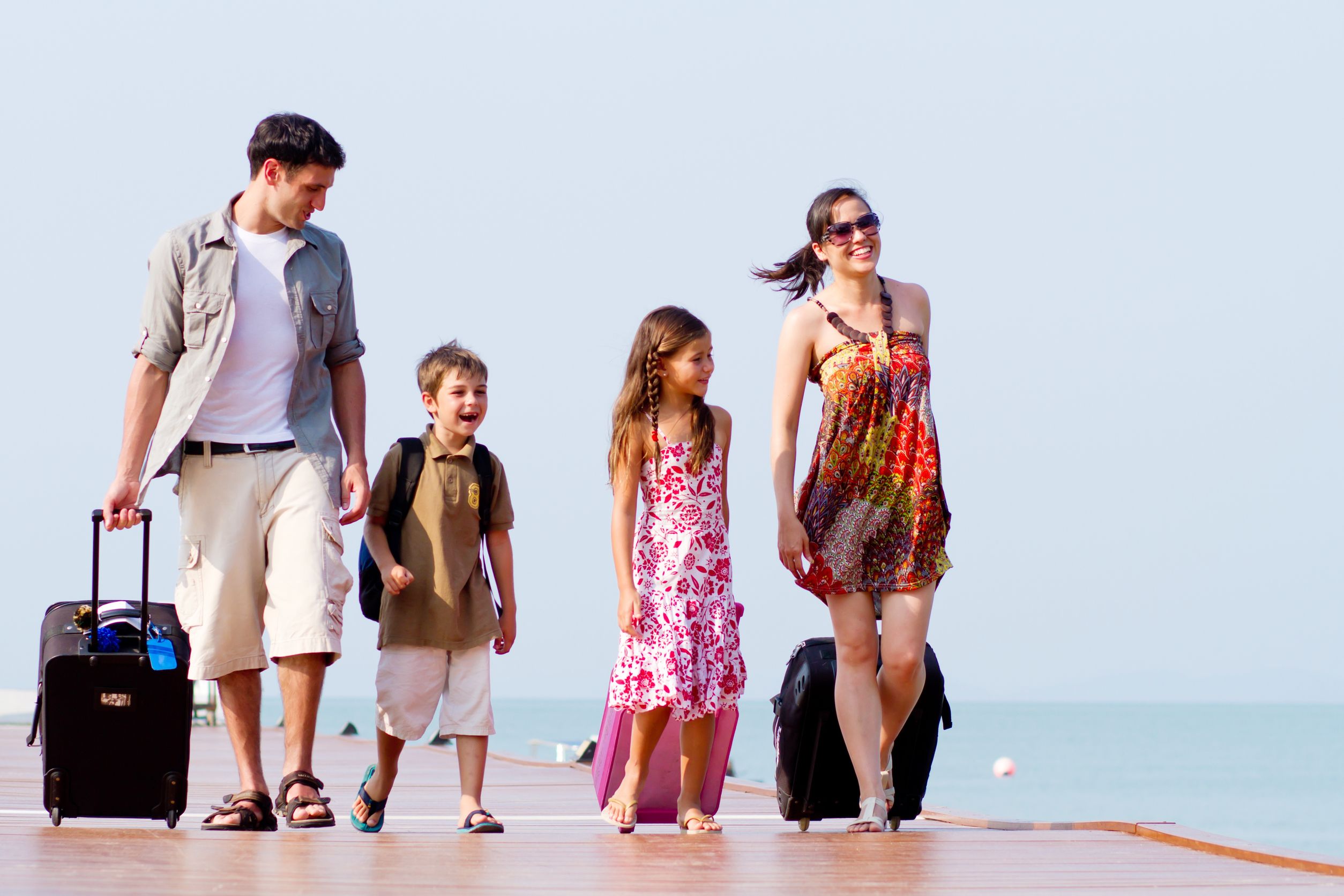 Tourist holiday. Путешествие с семьей. Дети путешественники. Семья путешествует. Путешествия семьями с детьми.